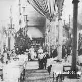 Il ristorante del primo piano era poi scandito da snelle colonne che sorreggevano eleganti archetti da cui pendevano tende. Dal soffitto scendevano invece larghi candelabri che davano luce ai tanti tavoli sottostanti